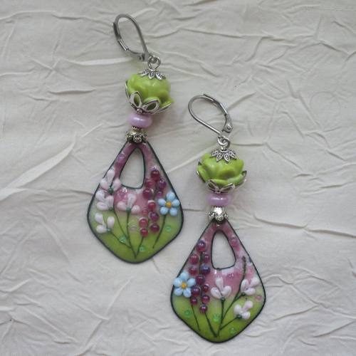 Ravissantes boucles d’oreilles en cuivre émaillé et perles en verre de murano