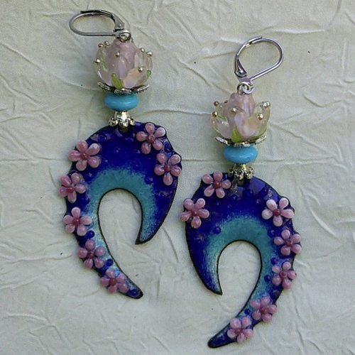 Ravissantes boucles d’oreilles en cuivre émaillé et perles en verre de murano
