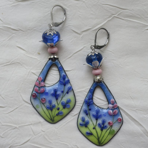 Ravissantes boucles d’oreilles en cuivre émaillé et perles en verre de murano