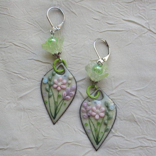 Ravissantes boucles d’oreilles en cuivre émaillé et perles en verre de murano