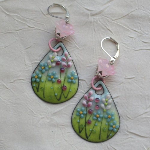 Ravissantes boucles d’oreilles en cuivre émaillé et perles en verre de murano