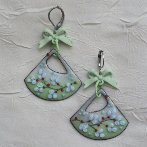 Ravissantes boucles d’oreilles en cuivre émaillé et perles en verre de murano