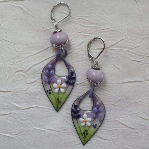 Ravissantes boucles d’oreilles en cuivre émaillé et perles en verre de murano