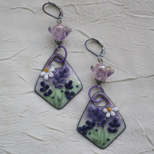 Ravissantes boucles d’oreilles en cuivre émaillé et perles en verre de murano
