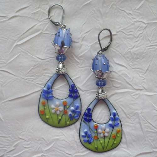 Ravissantes boucles d’oreilles en cuivre émaillé et perles en verre de murano