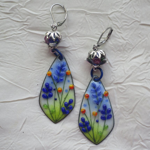 Ravissantes boucles d’oreilles en cuivre émaillé et perles en verre de murano