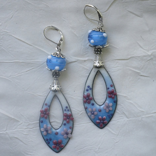 Ravissantes boucles d’oreilles en cuivre émaillé et perles en verre de murano