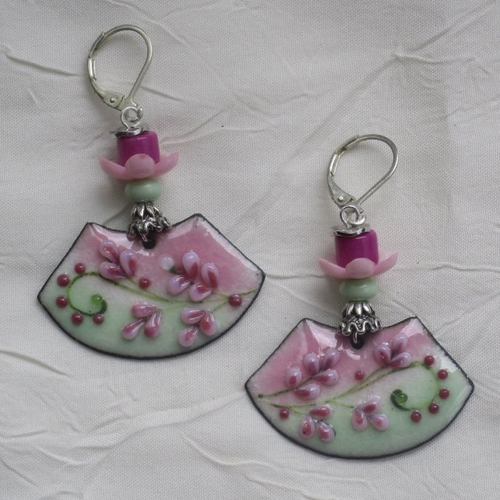 Ravissantes boucles d’oreilles en cuivre émaillé et perles en verre de murano