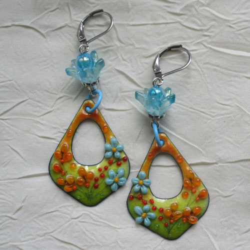 Ravissantes boucles d’oreilles en cuivre émaillé et perles en verre de murano