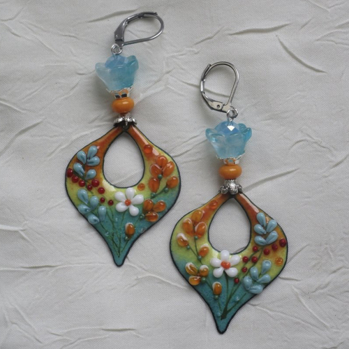 Ravissantes boucles d’oreilles en cuivre émaillé et perles en verre de murano