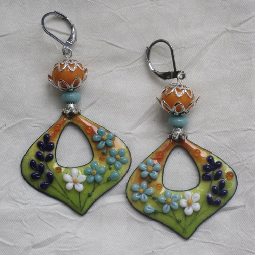 Ravissantes boucles d’oreilles en cuivre émaillé et perles en verre de murano
