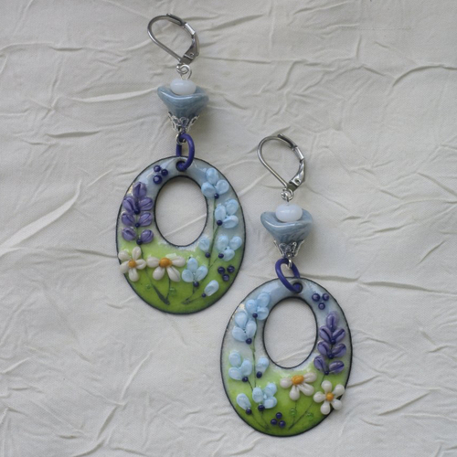 Ravissantes boucles d’oreilles en cuivre émaillé et perles en verre de murano