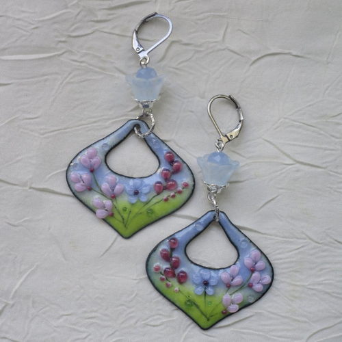 Ravissantes boucles d’oreilles en cuivre émaillé et perles en verre de murano