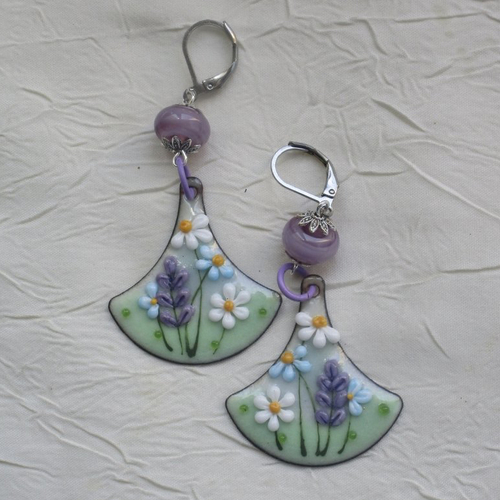 Ravissantes boucles d’oreilles en cuivre émaillé et perles en verre de murano