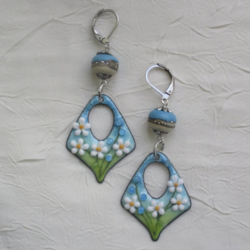 Ravissantes boucles d’oreilles en cuivre émaillé et perles en verre de murano