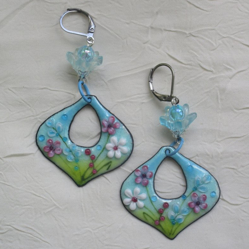 Ravissantes boucles d’oreilles en cuivre émaillé et perles en verre de murano