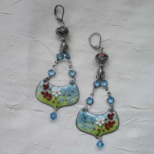 Ravissantes boucles d’oreilles en cuivre émaillé et perles en verre de murano