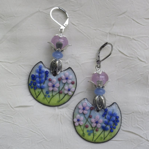 Ravissantes boucles d’oreilles en cuivre émaillé et perles en verre de murano