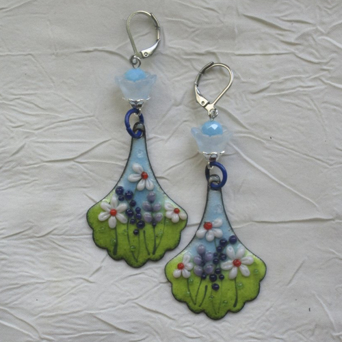 Ravissantes boucles d’oreilles en cuivre émaillé et perles en verre de murano