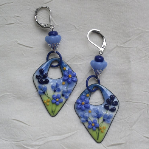 Ravissantes boucles d’oreilles en cuivre émaillé et perles en verre de murano