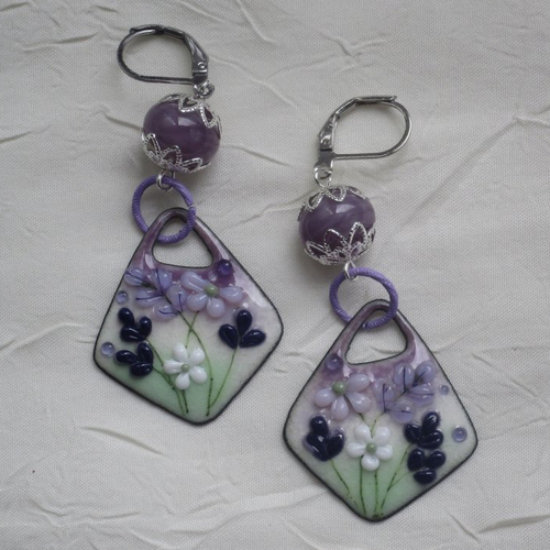 Ravissantes boucles d’oreilles en cuivre émaillé et perles en verre de murano