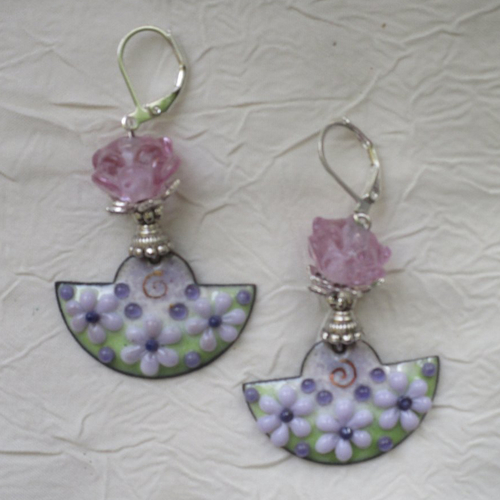 Ravissantes boucles d’oreilles en cuivre émaillé et perles en verre de murano