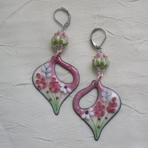 Ravissantes boucles d’oreilles en cuivre émaillé et perles en verre de murano