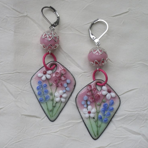 Ravissantes boucles d’oreilles en cuivre émaillé et perles en verre de murano