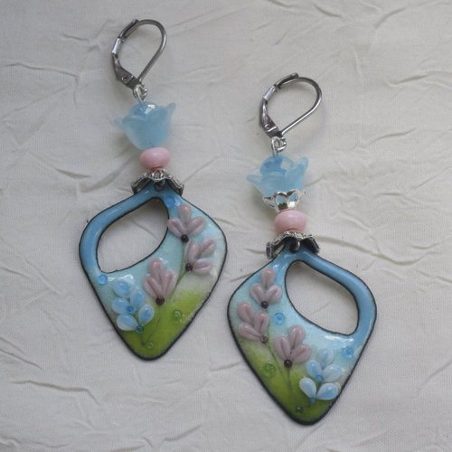 Ravissantes boucles d’oreilles en cuivre émaillé et perles en verre de murano