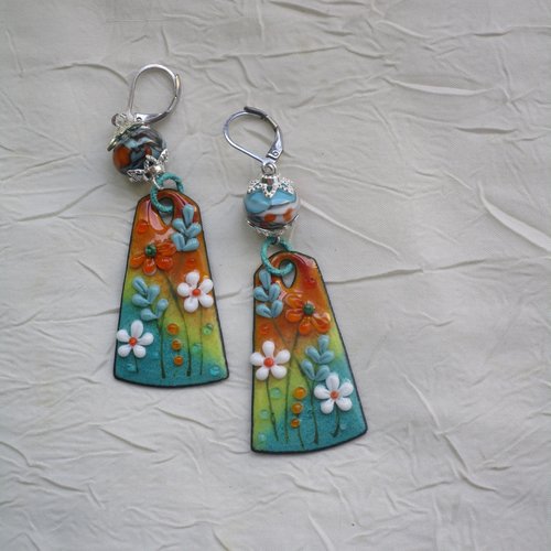 Ravissantes boucles d’oreilles en cuivre émaillé et perles en verre de murano