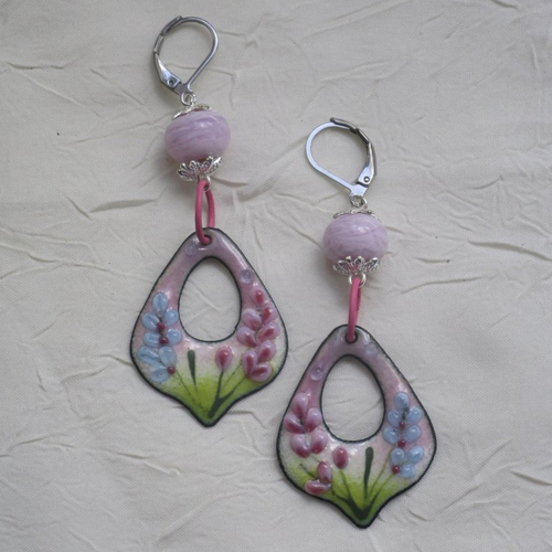 Ravissantes boucles d’oreilles en cuivre émaillé et perles en verre de murano