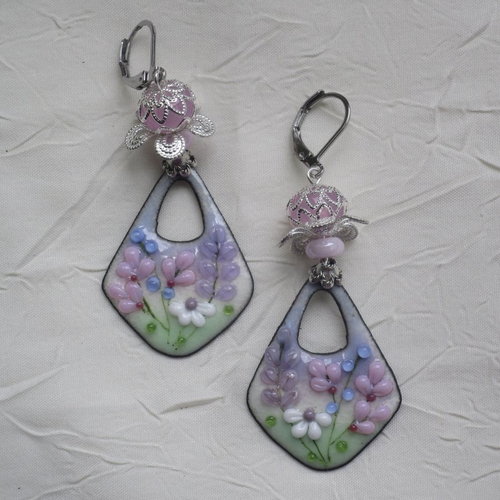 Ravissantes boucles d’oreilles en cuivre émaillé et perles en verre de murano