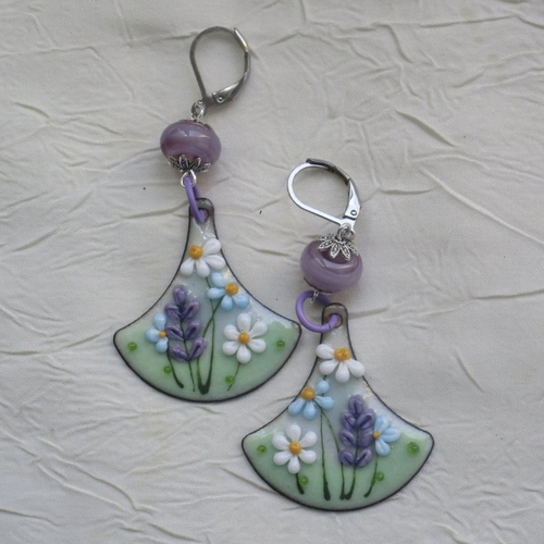 Ravissantes boucles d’oreilles en cuivre émaillé et perles en verre de murano