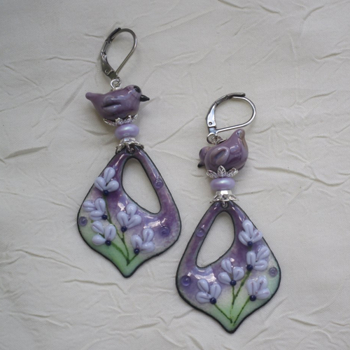Ravissantes boucles d’oreilles en cuivre émaillé et perles en verre de murano