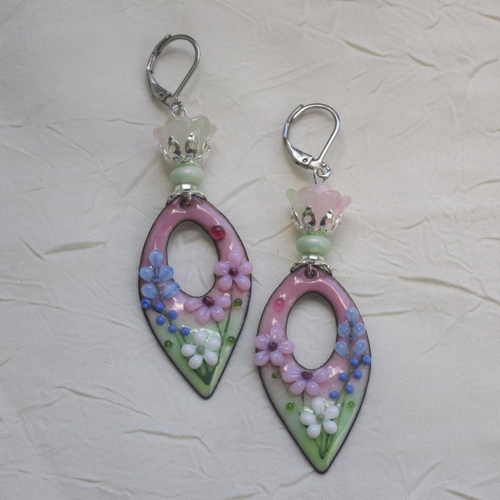 Ravissantes boucles d’oreilles en cuivre émaillé et perles en verre de murano