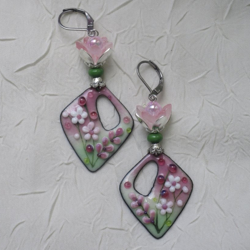 Ravissantes boucles d’oreilles en cuivre émaillé et perles en verre de murano