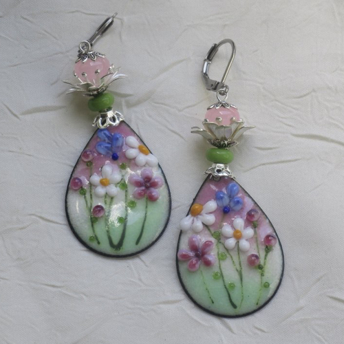 Ravissantes boucles d’oreilles en cuivre émaillé et perles en verre de murano