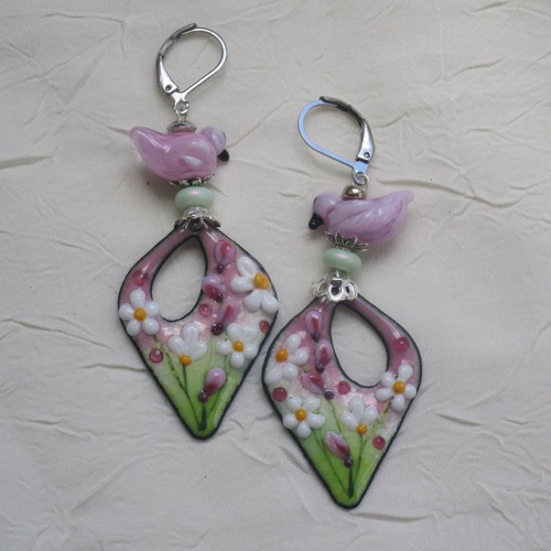 Ravissantes boucles d’oreilles en cuivre émaillé et perles en verre de murano