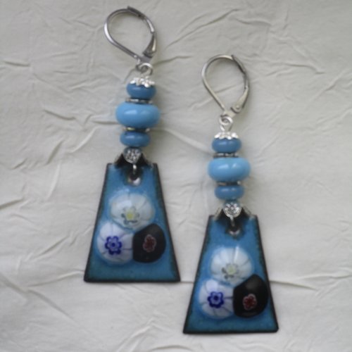 Ravissantes boucles d’oreilles en cuivre émaillé et perles en verre de murano