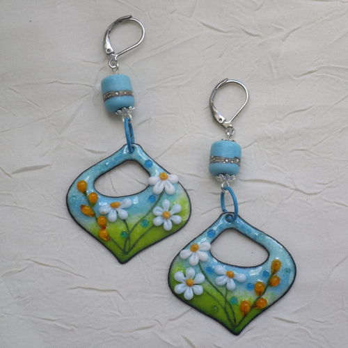 Ravissantes boucles d’oreilles en cuivre émaillé et perles en verre de murano