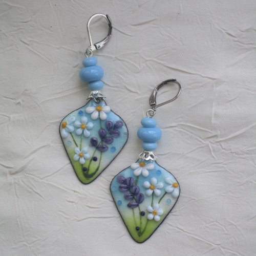 Ravissantes boucles d’oreilles en cuivre émaillé et perles en verre de murano