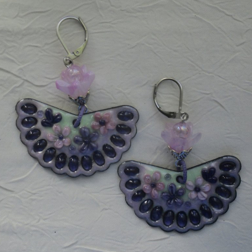 Ravissantes boucles d’oreilles en cuivre émaillé et perles en verre de murano