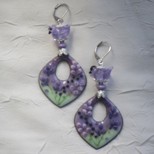 Ravissantes boucles d’oreilles en cuivre émaillé et perles en verre de murano