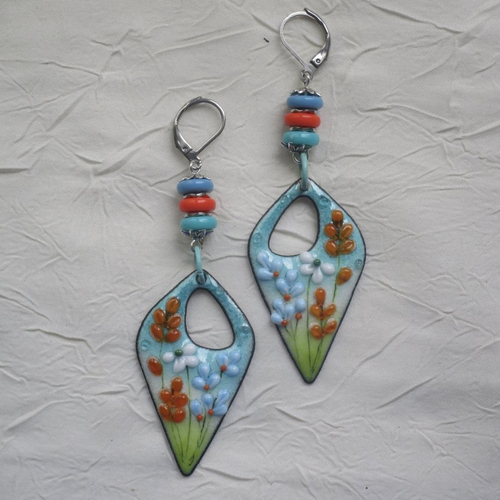 Ravissantes boucles d’oreilles en cuivre émaillé et perles en verre de murano