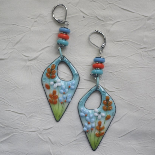 Ravissantes boucles d’oreilles en cuivre émaillé et perles en verre de murano