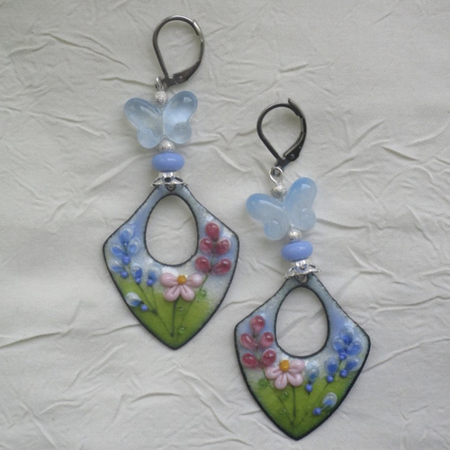 Ravissantes boucles d’oreilles en cuivre émaillé et perles en verre de murano