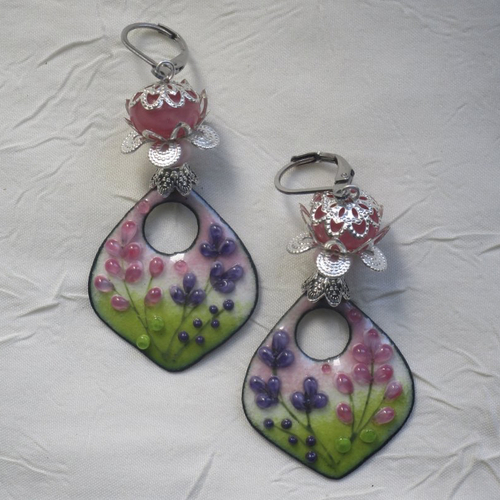 Ravissantes boucles d’oreilles en cuivre émaillé et perles en verre de murano