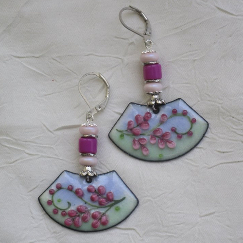 Ravissantes boucles d’oreilles en cuivre émaillé et perles en verre de murano