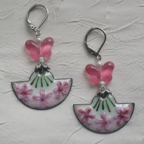 Ravissantes boucles d’oreilles en cuivre émaillé et perles en verre de murano