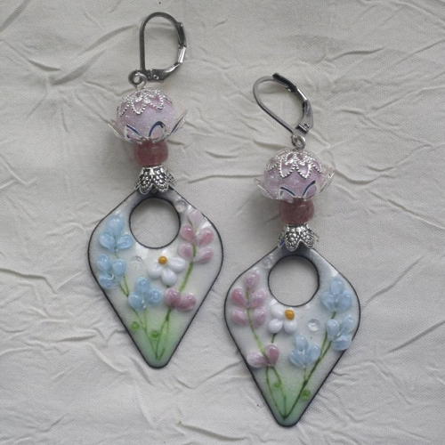Ravissantes boucles d’oreilles en cuivre émaillé et perles en verre de murano